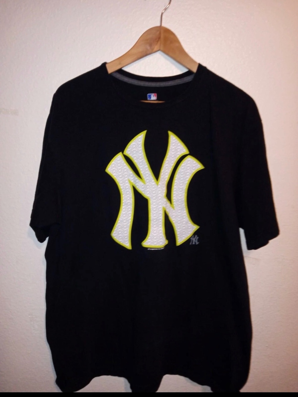 MLB Black XL T-Shirt with Neon Yellow-Trim NY Yankees Logo